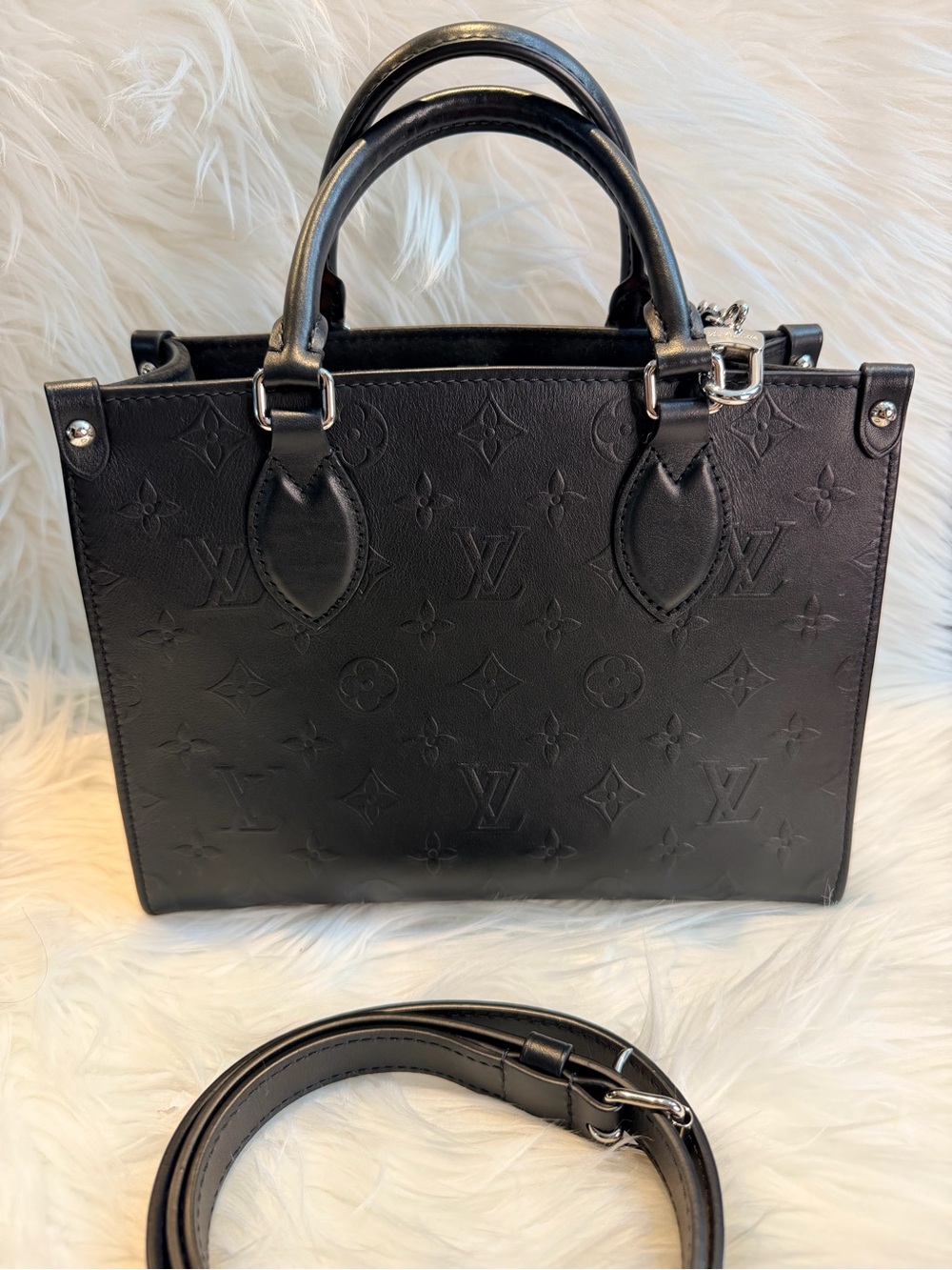 Louis Vuitton Black Leather Monogram Embossed On The Go PM with 2 straps - Picture 2 of 16